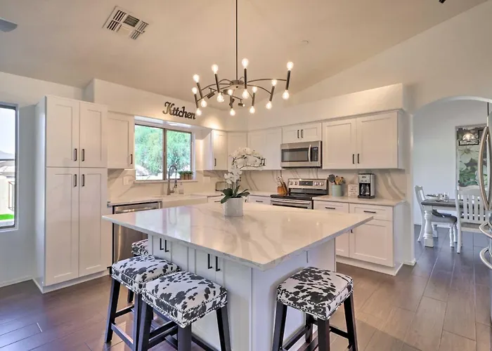 Holiday home Complimentary Heated Pool: Goodyear Getaway! Liberty