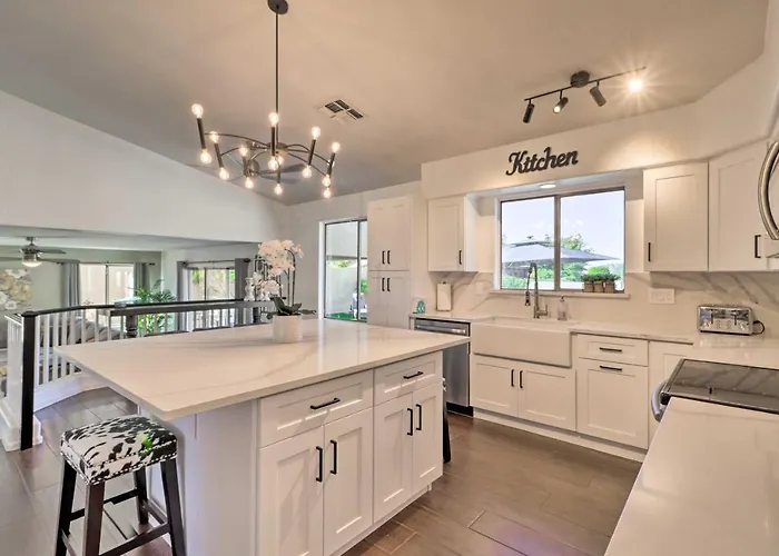 Complimentary Heated Pool: Goodyear Getaway! Holiday home Liberty