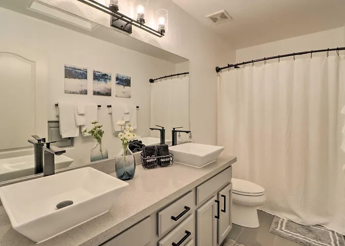 Complimentary Heated Pool: Goodyear Getaway! Liberty